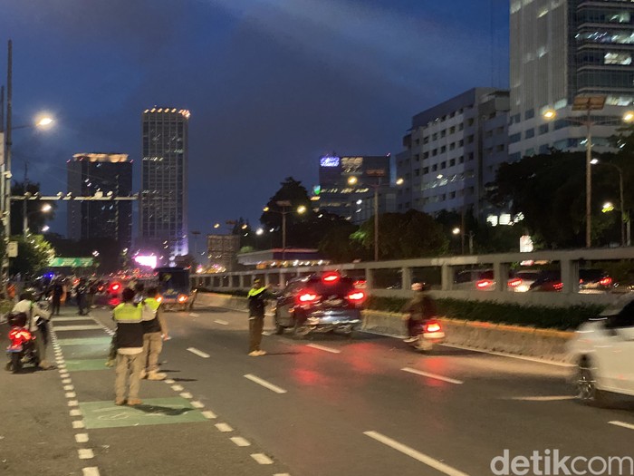 Lalu lintas depan Kompleks Parlemen RI, Jl Jenderal Gatot Subroto arah Slipi Jakarta, 8 Maret 2024 sekitar pukul 18.30 WIB. (Firda CAA/detikcom)