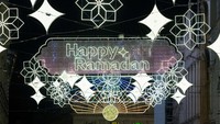 Pada salah satu hiasan terdapat tulisan :happy Ramadan.  