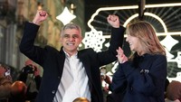 Sadiq Khan berpose di depan hiasan Ramadan Kota London.  