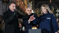 Walikota London Sadiq Khan (tengah) menekan tombol peresmian hiasan Ramadan di pusat kota London, Inggris, 7 Maret 2024.