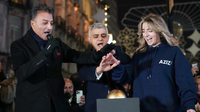 Lampu Hiasan Ramadan Menyala di Kota London Sadiq Khan, Mayor of London, lights up the lights in central London to celebrate the start of Ramadan, Britain, March 7, 2024. REUTERS/Maja Smiejkowska