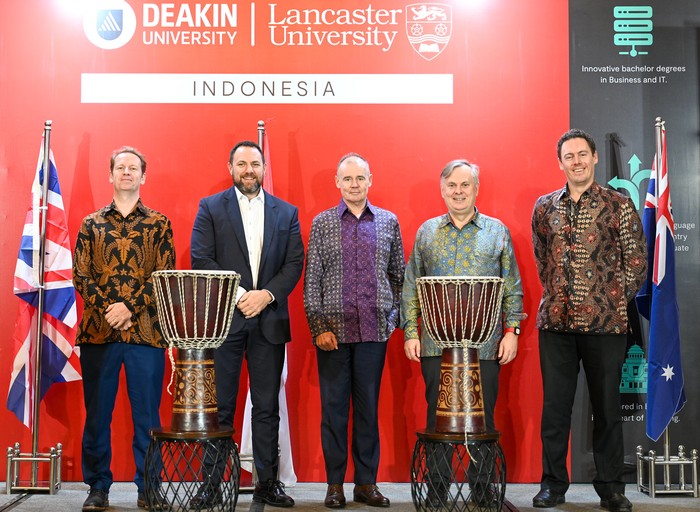 Lancaster University dan Deakin University di Bandung Lancaster University dan Deakin University di Bandung