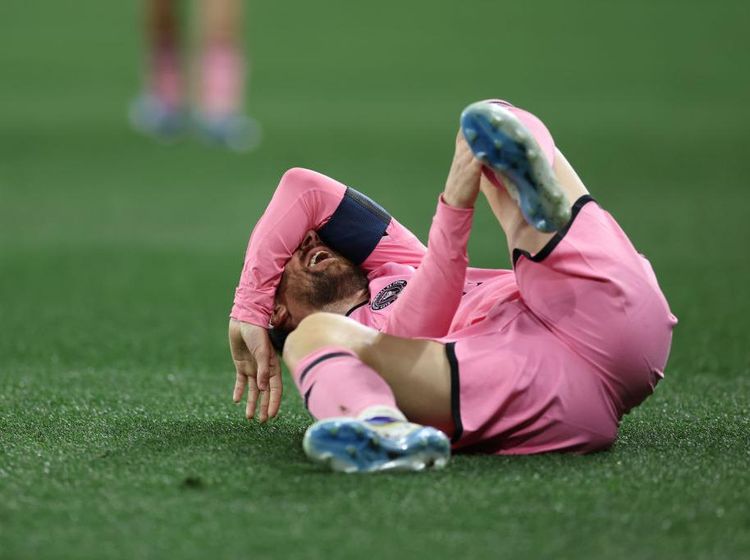Foto: Momen Messi Terkapar Kesakitan di Atas Lapangan
