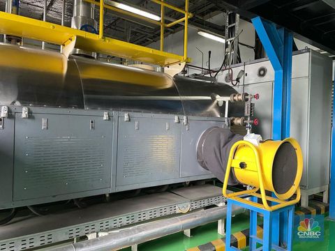 PT Yasulor Indonesia (L’Oreal Indonesia Plan) menggunakan boiler listrik sebagai teknologi pemanas untuk pabrik sebagai peran untuk mewujudkan target Net Zero Emission 2060 Indonesia. Boiler listrik ini digunakan di L’Oreal Manufacturing Indonesia, Kawasan Jababeka, Cikarang, Jawa Barat. (CNBC Indonesia/Rindi Salsabila)