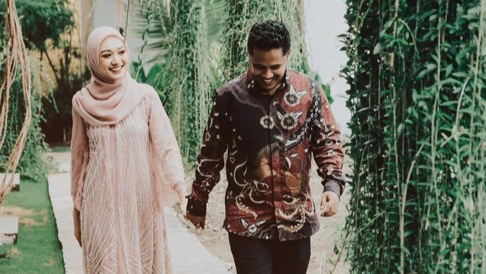 Mamat Alkatiri dan Nafha Firah saat prosesi lamaran di Mamuju, Sulbar.