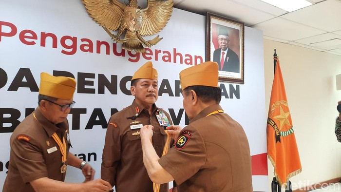 Mantan Kepala Staf Angkatan Laut (KSAL) Laksamana TNI (Purn) Marsetio menerima tanda kehormatan bintang LVRI dari Badan Veteran Republik Indonesia.
