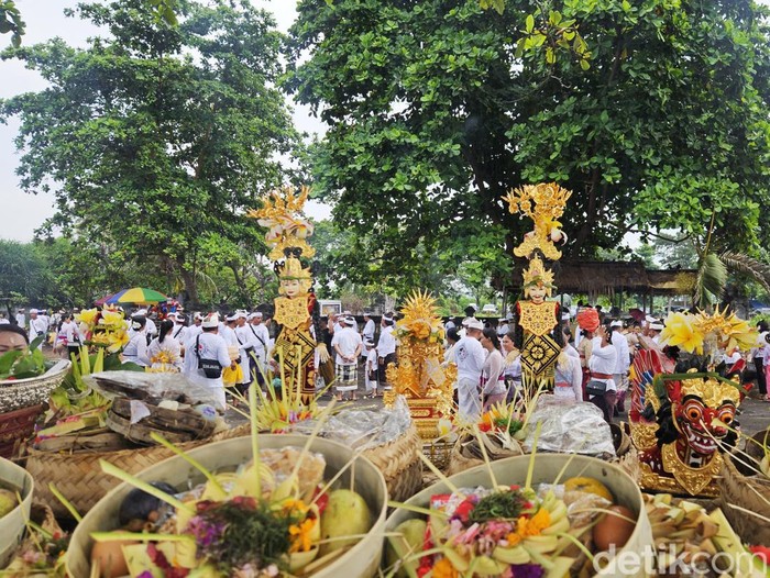 Melasti dalam sumber Lontar Sundarigama dan Sanghyang Aji Swamandala menjelaskan tujuan Melasti adalah untuk meningkatkan sradha dan bhakti pada para Dewata manifestasi Tuhan Yang Maha Esa. Melasti juga bermakna untuk menghanyutkan penderitaan masyarakat, menghilangkan papa klesa dan mencegah kerusakan ala