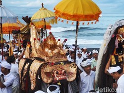 Melasti juga dikenal dengan sebutan melis atau mekiyis. Upacara ini biasanya dilakukan 3 sampai 4 hari sebelum Nyepi. Melasti bertujuan untuk menyucikan diri secara lahir dan batin. Saat Melasti, sesajen dan benda-benda sakral untuk ibadah diarak ke pantai atau danau untuk turut dibersihkan.