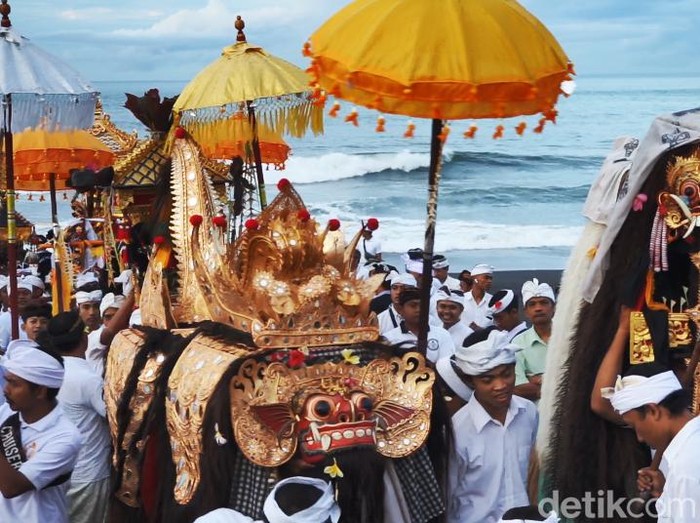 Melasti  juga dikenal dengan sebutan melis atau mekiyis. Upacara ini biasanya dilakukan 3 sampai 4 hari sebelum Nyepi. Melasti bertujuan untuk menyucikan diri secara lahir dan batin. Saat Melasti, sesajen dan benda-benda sakral untuk ibadah diarak ke pantai atau danau untuk turut dibersihkan.