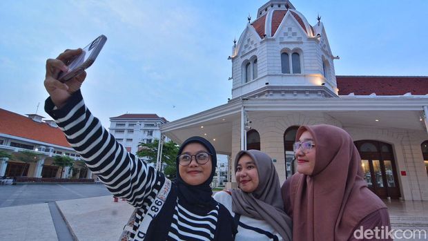 Menikmati Sore di Alun-Alun Surabaya