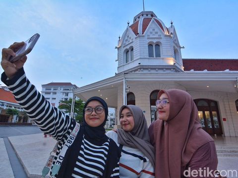 Menikmati Sore di Alun-Alun Surabaya