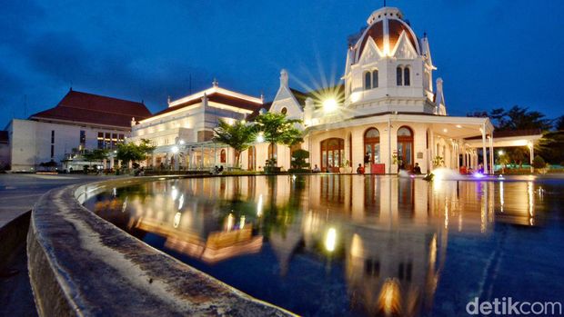 Menikmati Sore di Alun-Alun Surabaya