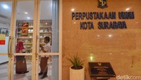 Selain untuk meninkamti senja di pelataran Balai Pemuda. Lokasi ini juga dilengkapi perpustakaan.