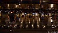 Di lantai dasar Alun-Alun Suroboyo juga memiliki ruang pameran. Mulai dari seni lukis hingga seni fotografi.