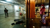 Bergeser ke belakang, ada ruang untuk pencinta papan luncur atau skateboard.