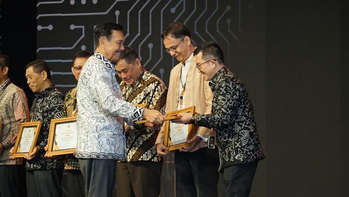 Menko Marves Luhut Binsar Pandjaitan dan Plt Kepala LAN
