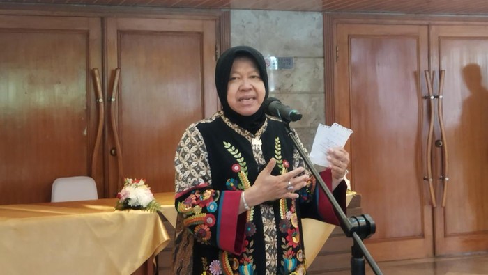 Menteri Sosial (Mensos) Tri Rismaharini atau Risma usai graduasi Pahlawan Ekonomi Nusantara (PENA) di kantor Kemensos, Jakarta Pusat, Jumat (8/3/2024).