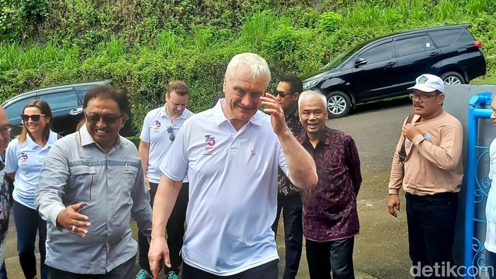 Menteri Keamanan Energi dan Net Zero Inggris Graham Stuart mengunjungi Bendungan Titab di Buleleng, Bali, Jumat (8/3/2024).
