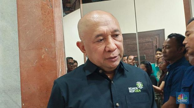 Menteri Koperasi dan UKM (Menkop UKM) Teten Masduki buka suara ihwal kebijakan yang mewajibkan produk-produk dari pelaku usaha mikro kecil dan menengah (UMKM) bersertifikat halal, mulai (18/10/2024) mendatang. (CNBC Indonesia/Martyasari Rizky)