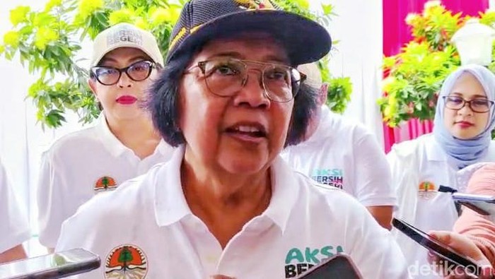 Menteri Lingkungan Hidup dan Kehutanan Siti Nurbaya Bakar saat diwawancara usai upacara peringatan Hari Sampah Nasional di Karawang