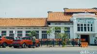 Tak perlu menunggu lama untuk baterai terisi penuh, sebab mobil ini mampu menerima daya dari Ultra Fast Charging DC. Setelah itu, kami lanjut ke Museum Batik Pekalongan tanda mulainya Ekspedisi 100 Tahun Wayang & Batik. Sambil berwisata di Museum Batik Pekalongan hingga Kampung Batik Kauman, mobil dicas di SPKLU PLN UP3 Pekalongan. Foto: Ari Saputra