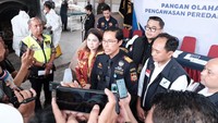 “Dari 33 penindakan, rata-rata setiap penumpang membawa puluhan hingga ratusan buah milk bun berbagai varian. Jumlah ini tidak wajar jika untuk konsumsi pribadi, besar dugaan untuk tujuan komersial atau jasa titipan (Jastip). Selain itu penumpang juga tidak memiliki izin edar BPOM, yang merupakan syarat untuk membawa barang tersebut,” ujar dia. Foto: Dok. Direktorat Jenderal Bea dan Cukai.
