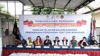 Hal ini diatur dalam Peraturan Badan Pengawasan Obat dan Makanan Nomor 28 Tahun 2023 tentang Perubahan atas Peraturan Badan Pengawasan Obat dan Makanan Nomor 27 Tahun 2022 tentang Pengawasan Pemasukan Obat dan Makanan ke Dalam Wilayah Indonesia. “Jadi batas bawaan olahan pangan adalah 5 Kg per penumpang, jika melebihi batas dan tidak disertai izin dari Badan POM, maka atas kelebihannya akan dilakukan penindakan sesuai ketentuan yang berlaku,” tegasnya - Foto: Dok. Direktorat Jenderal Bea dan Cukai