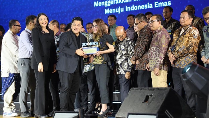 MIND ID menerima penghargaan Best Corporate Action Handling dari Menteri BUMN RI Erick Thohir atas aksi korporasi di sektor pertambangan.