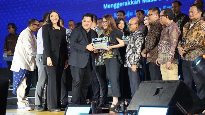 MIND ID menerima penghargaan Best Corporate Action Handling dari Menteri BUMN RI Erick Thohir atas aksi korporasi di sektor pertambangan.