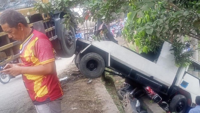 Mobil derek terperosok hingga timpa 4 motor di Bogor.