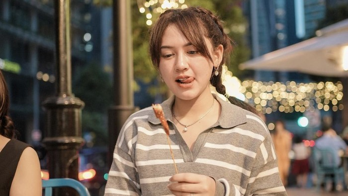 Momen Happy Asmara Cicip Steak hingga Makan Bareng Timnya