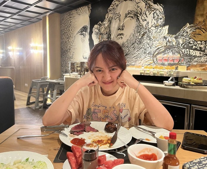 Momen Happy Asmara Cicip Steak hingga Makan Bareng Timnya Momen Happy Asmara Cicip Steak hingga Makan Bareng Timnya