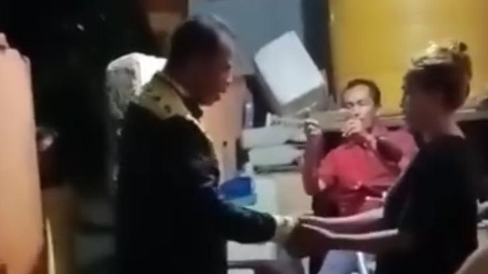 Momen Kadis Perindag Baubau La Ode Ali Hasan minta maaf ke warga yang diteriakinya sebagai pencuri.