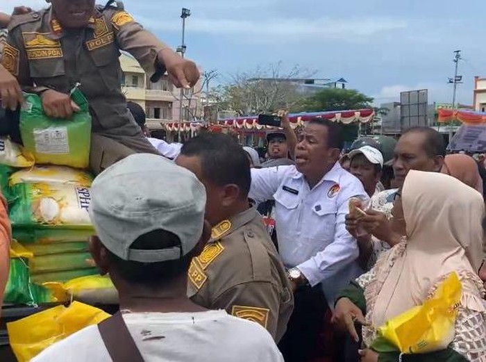 Momen Kadis Perindag Baubau La Ode Ali Hasan saat meneriaki warga pencuri.