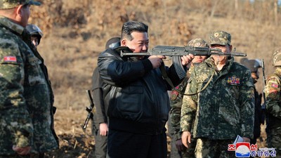 Momen Kim Jong Un Pantau Langsung Latihan Perang Militer Korut