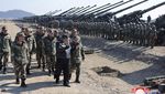 Momen Kim Jong Un Pantau Langsung Latihan Perang Militer Korut