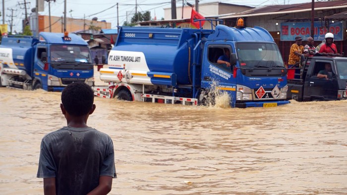 Momen Truk BBM Terobos Banjir di Sorong Truk pengangkut BBM Pertamina menembus banjir di Kota Sorong, Papua Barat Daya, Jumat (8/3/2024). Kota Sorong kembali dikepung banjir usai hujan deras sejak Kamis malam (7/3/24), data BPBD Kota Sorong ada 8 kelurahan terdampak banjir dengan ketinggian hingga mencapai 1 - 1,5 meter. ANTARA FOTO/Olha Mulalinda/foc.
