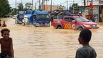 Momen Truk BBM Terobos Banjir di Sorong
