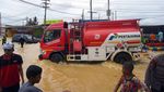 Momen Truk BBM Terobos Banjir di Sorong