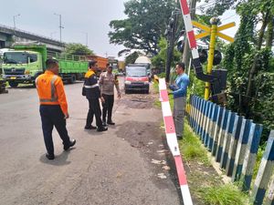 Begal Bercelurit Pontang-panting Dikejar Pemobil-Tabrak Palang KA