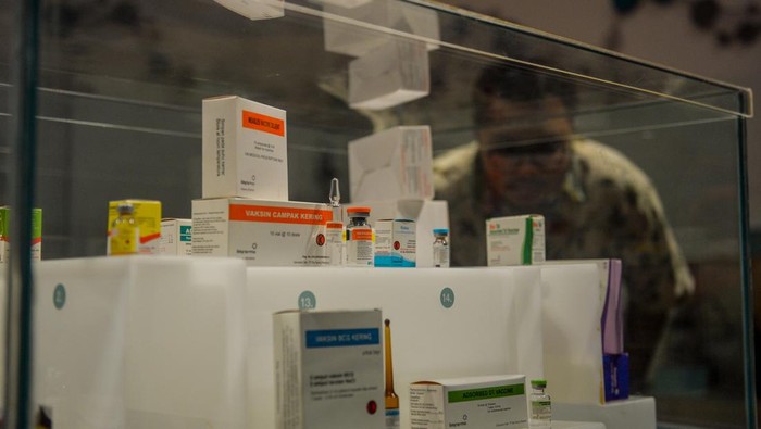 Pengunjung mengamati teks sejarah di Muesum Bio Farma, Bandung, Jawa Barat, Jumat (8/3/2024). Museum Bio Farma yang menceritakan tentang penemuan kesehatan, wabah yang terjadi sebelum vaksin ditemukan, serta peralatan yang digunakan sebelum Bio Farma ada tersebut telah sesuai dengan standarisasi museum yang dilaksanakan oleh Kementerian Pendidikan, Kebudayaan, Riset, dan Teknologi Republik Indonesia pada tahun 2019 karena telah terverifikasi memenuhi kategori persyaratan standarisasi. ANTARA FOTO/Raisan Al Farisi/foc.