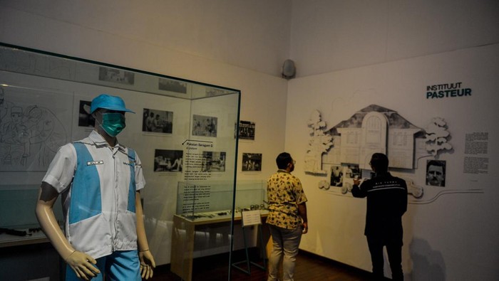 Pengunjung mengamati teks sejarah di Muesum Bio Farma, Bandung, Jawa Barat, Jumat (8/3/2024). Museum Bio Farma yang menceritakan tentang penemuan kesehatan, wabah yang terjadi sebelum vaksin ditemukan, serta peralatan yang digunakan sebelum Bio Farma ada tersebut telah sesuai dengan standarisasi museum yang dilaksanakan oleh Kementerian Pendidikan, Kebudayaan, Riset, dan Teknologi Republik Indonesia pada tahun 2019 karena telah terverifikasi memenuhi kategori persyaratan standarisasi. ANTARA FOTO/Raisan Al Farisi/foc.