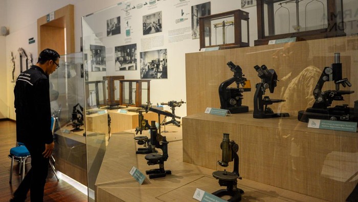 Museum sejarah kesehatan bio farma Pengunjung mengamati teks sejarah di Muesum Bio Farma, Bandung, Jawa Barat, Jumat (8/3/2024). Museum Bio Farma yang menceritakan tentang penemuan kesehatan, wabah yang terjadi sebelum vaksin ditemukan, serta peralatan yang digunakan sebelum Bio Farma ada tersebut telah sesuai dengan standarisasi museum yang dilaksanakan oleh Kementerian Pendidikan, Kebudayaan, Riset, dan Teknologi Republik Indonesia pada tahun 2019 karena telah terverifikasi memenuhi kategori persyaratan standarisasi. ANTARA FOTO/Raisan Al Farisi/foc.