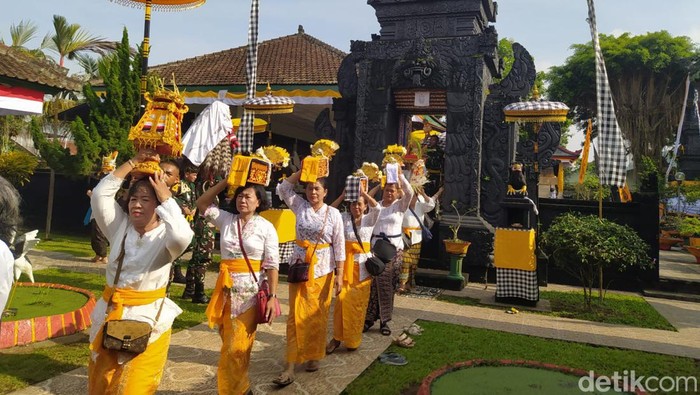 Umat Hindu berangkat dari Pura Wira Buwana Akmil Magelang menuju Grabag untuk melangsungkan Upacara Melasti, Jumat (8/3/2024).