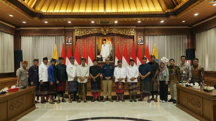Rapat koordinasi pangkalan gas melon di rumah jabatan Gubernur Bali, Jaya Sabha, Denpasar, Kamis (7/3/2024)