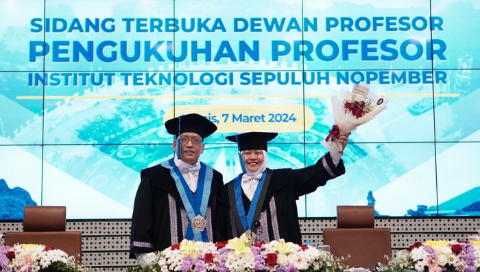 Pasangan suami istri dikukuhkan sebagai profesor di ITS