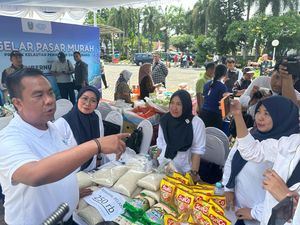 Senangnya Warga Berbelanja di Pasar Murah Diskanla Jatim di Kantor Gubernur