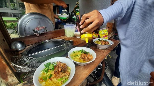 Pedagang mi ayam keliling di Kudus langganan pejabat, Jumat (8/3/2024).