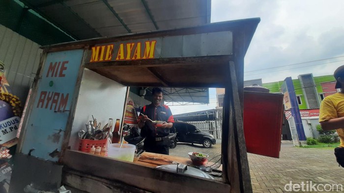 Pedagang mi ayam keliling di Kudus langganan pejabat, Jumat (8/3/2024).