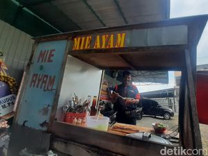 Kisah Bakul Mi Ayam Keliling Langganan Pejabat di Kudus, Sehari Laku 200 Porsi